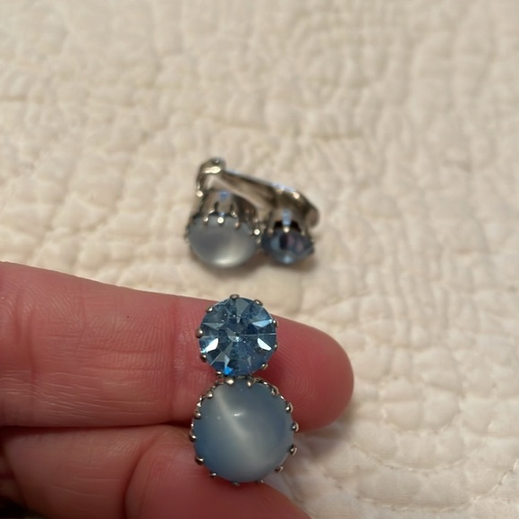 Vintage clip earrings. Silver toned with blue stones. Perfect gift. Classy. - Picture 3 of 3